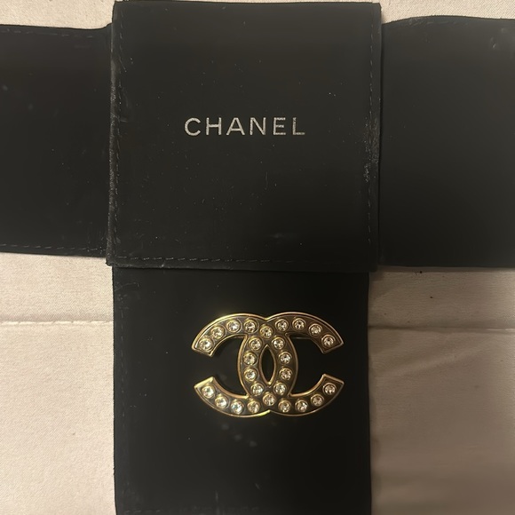 Chanel Brooch hardly worn  authentic only from the Chanel boutique SoHo NYC - Picture 5 of 5